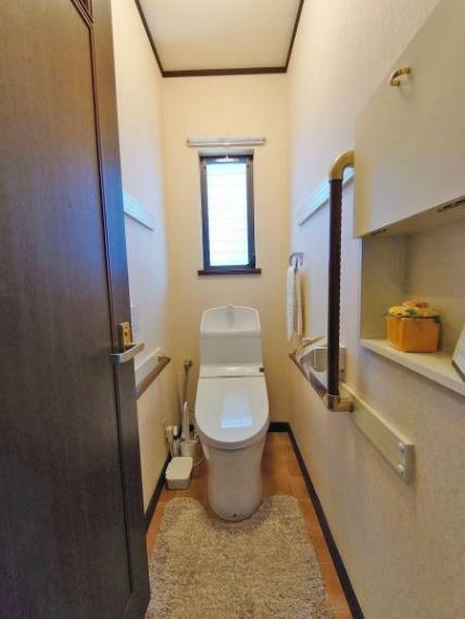 トイレ 白を基調とした明るく清潔感のある空間です。人気のシャワートイレが付いており、トイレットペーパーの無駄をなくすだけでなく感染症の予防にも効果的です。