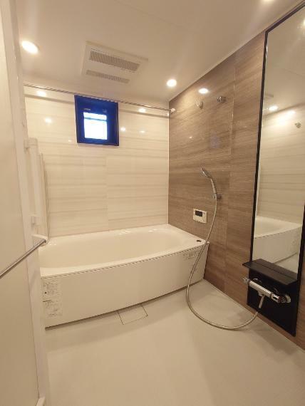ゆとりの1620サイズ　換気用の窓・暖房換気乾燥機付の浴室