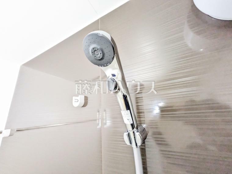 スイッチ付シャワーヘッド【日野市百草】  浴室のシャワーは手元で止水ができるスイッチ付シャワーヘッドにより、さらに節水効果がアップします。　
