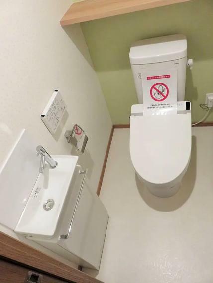 トイレ 快適な温水洗浄便座。 手洗い器付き！
