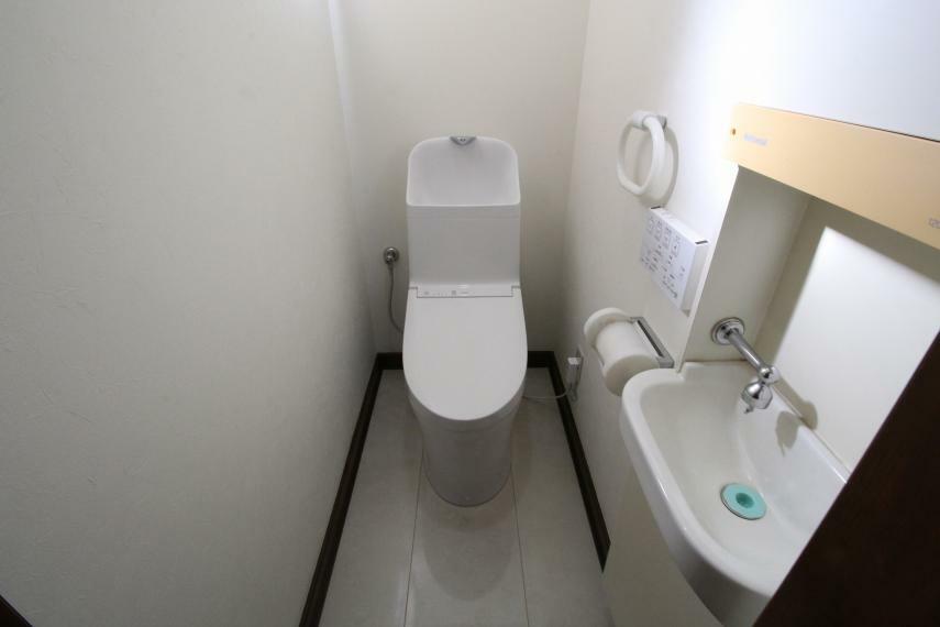 トイレ 2階のトイレも手洗い場と温水洗浄機能つきで快適です！