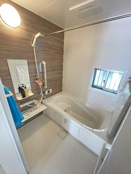 浴室 浴室の小窓には面格子が標準装備で防犯面でも安心の設計