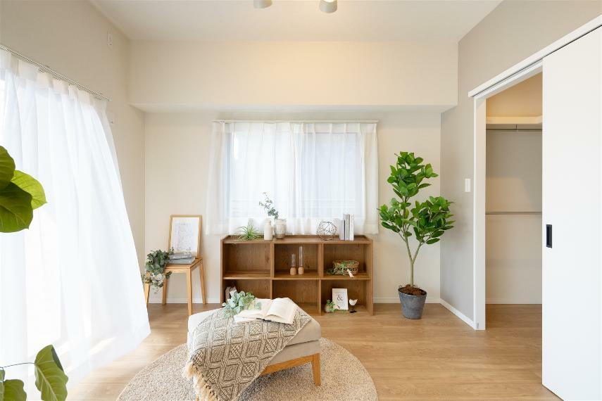 居間・リビング 洋室（2）。整形のため、家具や調度品のレイアウトがしやすいお部屋です
