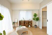 洋室（2）。整形のため、家具や調度品のレイアウトがしやすいお部屋です