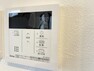 発電・温水設備 キッチンの壁にはユニットバスのコントローラーが設置されています！ お湯張りや追焚き操作もキッチンから操作できますよ！
