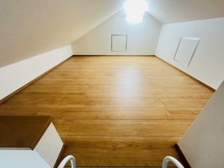 収納 大きな屋根裏部屋はなんだかワクワクしてしまうスペース。趣味の空間や子供のワークスペース、季節物の収納など色々な用途に利用できそうな予感。