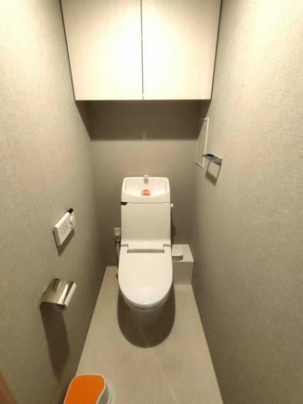 【トイレ】<BR/>空間をすっきりとスマートに演出できるよう、温水洗浄暖房便座一体型トイレを採用しています。