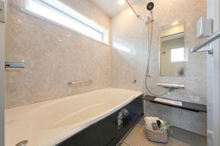 浴室 大理石調の化粧パネルが高級感を醸すバスルーム。1坪サイズのユニットバスでゆったりと一日の疲れを癒せます。