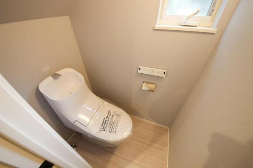 トイレ 1階トイレ/窓、タオル掛け、お手洗い水栓付き