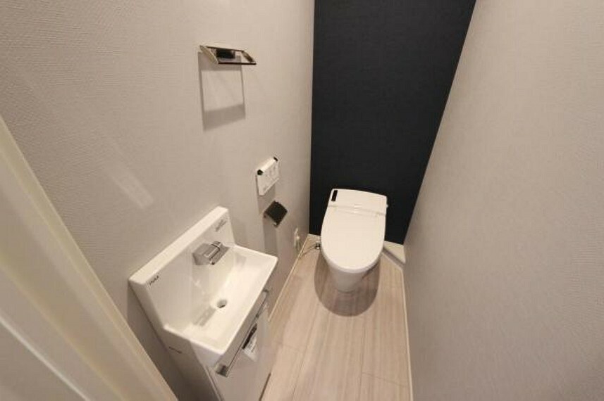トイレ 2階トイレ/タオル掛け、お手洗い水栓付き