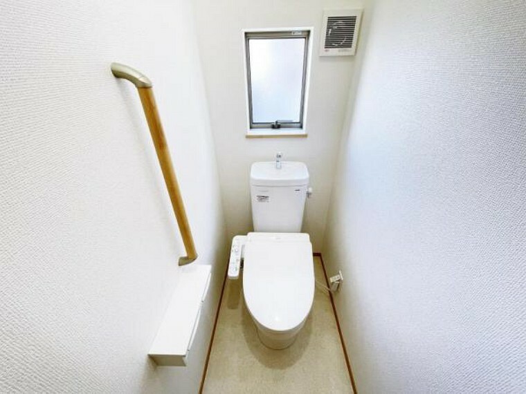 トイレ （トイレ）毎日使う場所だからこそお手入れも楽々にできる機能が搭載されております。汚れが付着しにくい便器はお掃除も楽々です。