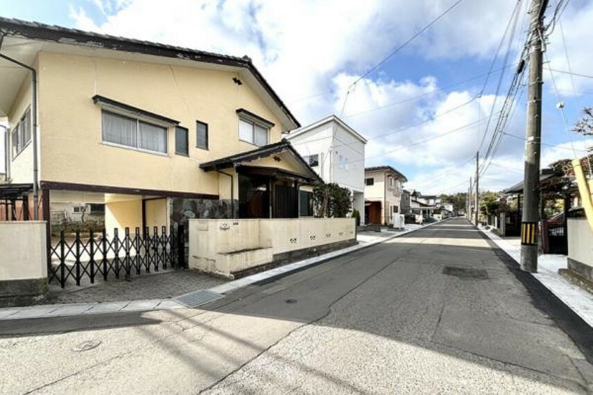 現況写真 駐車が苦手な方にも嬉しい前面6m道路に面した住まい