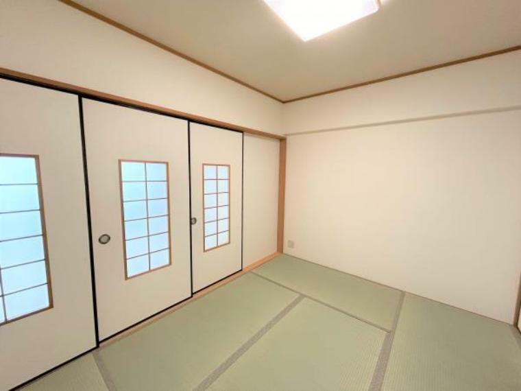 【和室:リフォーム済】和室です。壁はクロスを張り替え、畳は表替えを行いました。