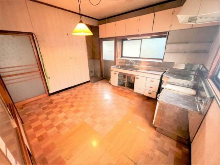 【リフォーム中】台所を撮影しました。キッチンを撤去し、洋室へ間取りを変更いたします。