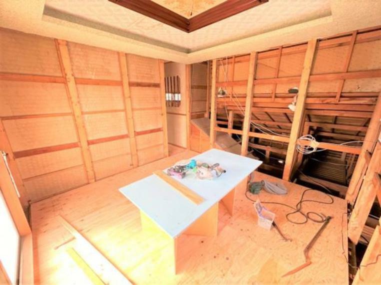 和室 【リフォーム中】2階南東側洋室を撮影しました。床はフローリングを張り、天井と壁はクロス仕上げにいたします。
