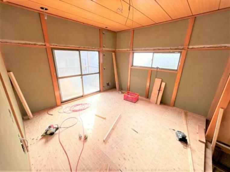 【リフォーム中】2階中央和室を撮影しました。畳は表替え、壁はクロス仕上げにいたします。