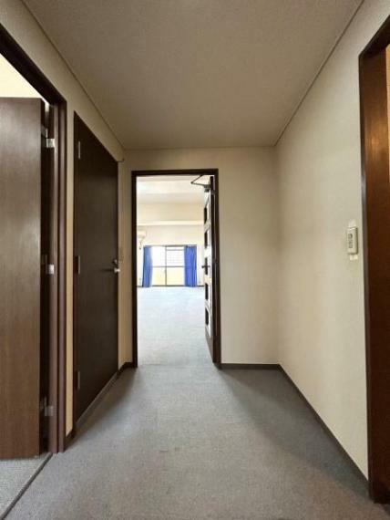 エントランスホール 【リフォーム完了】廊下写真です。廊下を通してリビング・洗面所・洋室へ入室可能です。