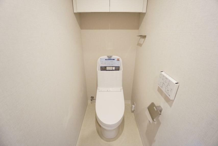 トイレ 温水洗浄機付トイレです。壁リモコンタイプのウォシュレット付き。すっきりした見た目で、トイレ奥の掃除もしやすいです。