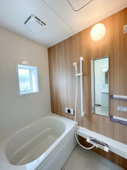 浴室 （リフォーム済）浴室はハウステック製の新品のユニットバスに交換しました。浴槽には滑り止めの凹凸があり、床は濡れた状態でも滑りにくい加工がされている安心設計です。