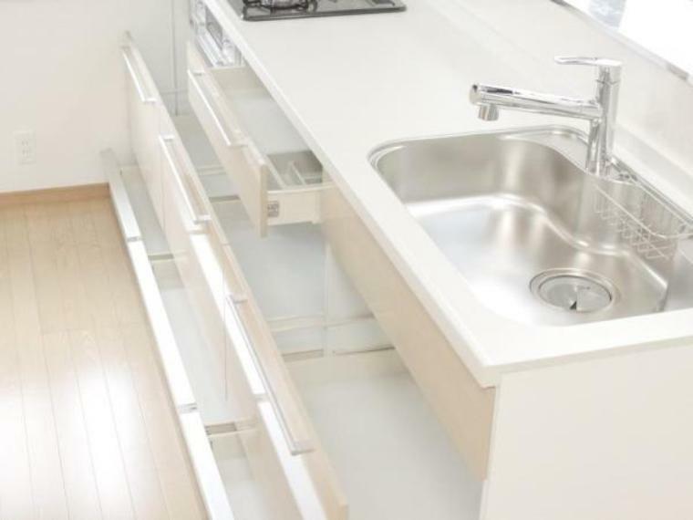 （リフォーム済）キッチンの収納部は奥の物も取出しやすいスライド式キャビネットです。動きをスムーズにするレール付きで重いお鍋を入れても開け閉めしやすいですよ。