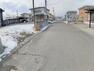 現況写真 【前面道路】接道は北西側5.00mの私道になっています。冬期間中は米沢市で除雪が入ります。