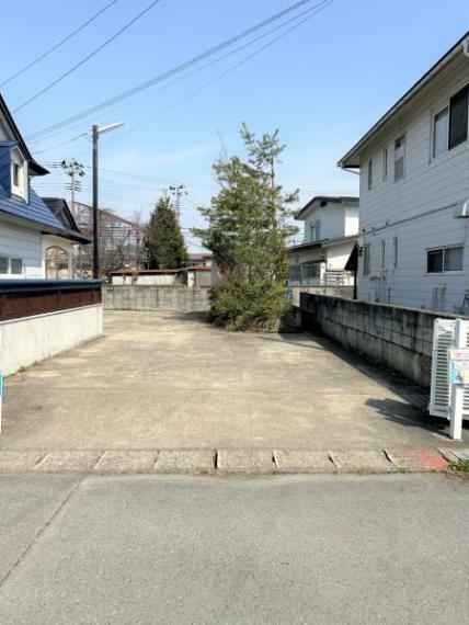 【外観写真】物件南側の写真です。住宅の南側は土間コンクリートになっているので駐車もしやすくなっています。