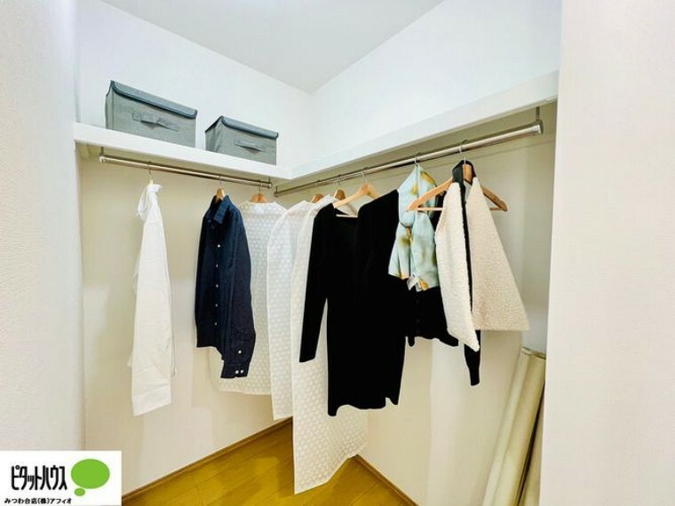 大きなウォークインクローゼットには、季節物の衣類などまとめて収納でき、お部屋を広く使えます