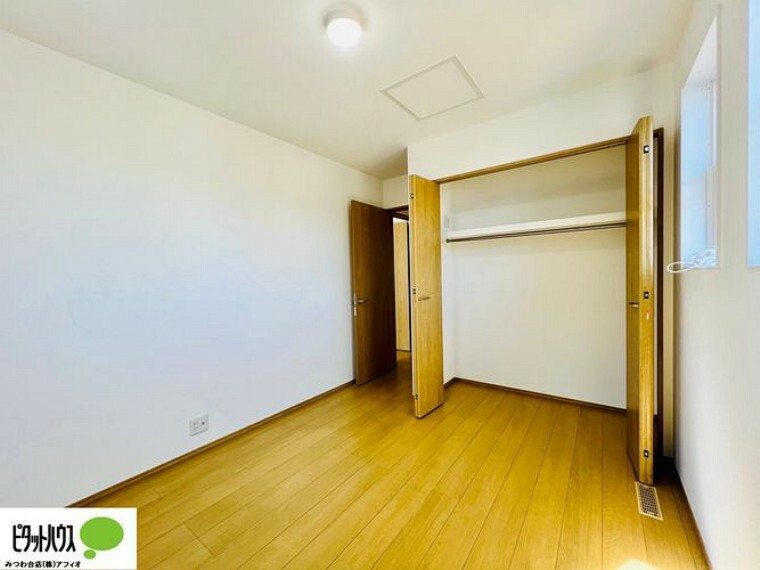 それぞれのお部屋に収納スペースがあるのでプライベートな荷物も身近に置くことができます。
