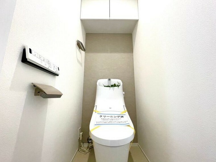 トイレ 戸棚付きでトイレットペーパーや掃除道具を収納できます