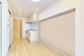 ダイニングキッチン DK（約5.4帖）清潔感のある明るいフローリングがお部屋に馴染み、心地よい空間を演出します。※画像はCGにより家具等の削除、床・壁紙等を加工した空室イメージです。