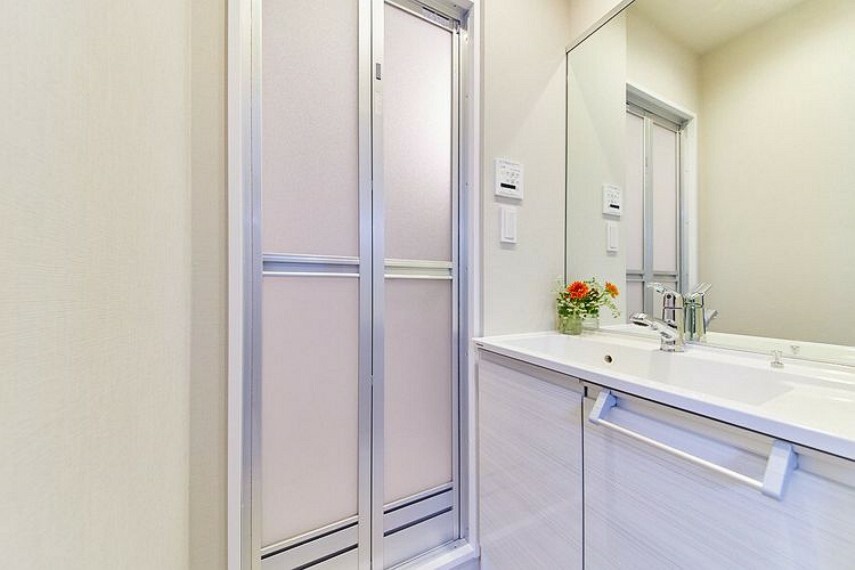 洗面化粧台 清潔感のある明るい雰囲気の洗面室。