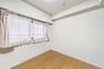 【洋室】収納スペースもありお部屋の中もすっきりです。※画像はCGにより家具等の削除、床・壁紙等を加工した空室イメージです。