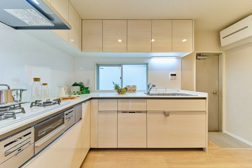 キッチン 作業スペースの広いL字型のキッチンです。便利な食器洗浄乾燥機付きです。※室内の家具や調度品は、売買代金には含まれません。