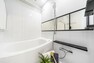 浴室 白を基調としたバスルームは、清潔感のある開放的な空間が広がります。美しいカーブと全身を包み込むような入浴感が特徴の浴槽です。