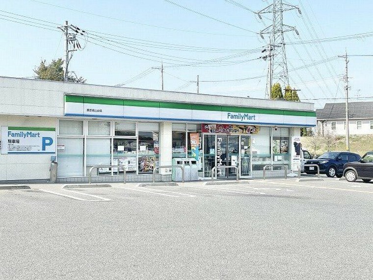 コンビニ ファミリーマート香芝高山台店 徒歩33分。