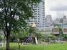 公園 公園にはシンボルの桜の木や水の流れ、遊具や芝生の広場など、くつろげる憩いの場が用意されています。