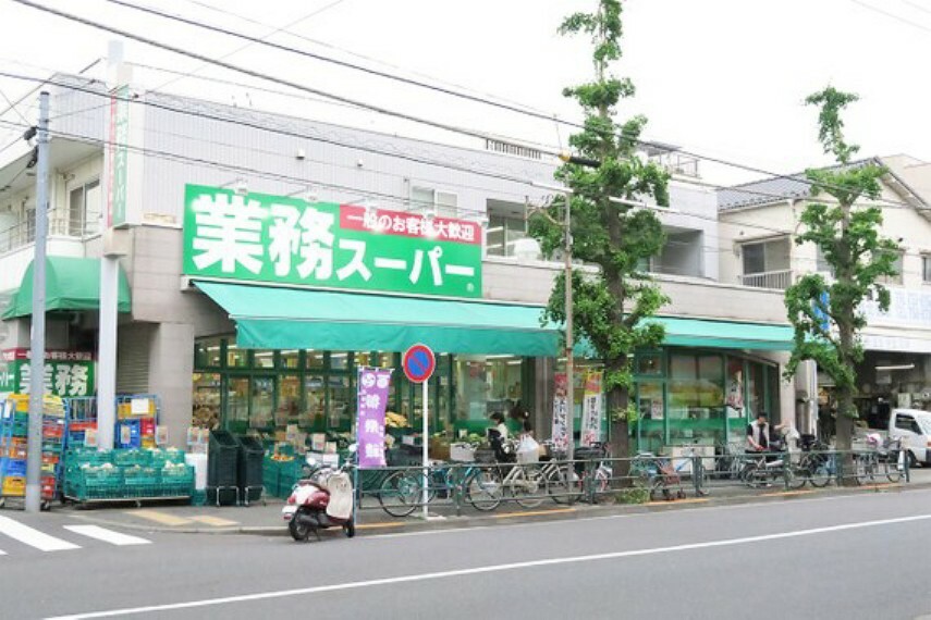 スーパー 野菜の種類も多く、魚や肉も充実しています。総菜コーナーも陳列が工夫されており買い物しやすいです。