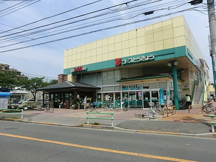 ショッピングセンター 【コープ亀有店】営業時間:9時30分～21時　駐車場あり。火曜は『本体価格92円均一セール』実施中！「おいしさと安心を、うれしい価格で。」くらしの変化に対応した品揃えと売り場づくりをしています。