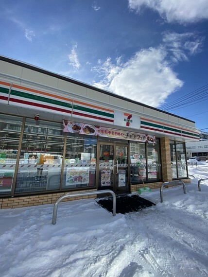 コンビニ セブンイレブン札幌厚別中央1条店　徒歩1分（約70m）　急な買い物にも対応できます。