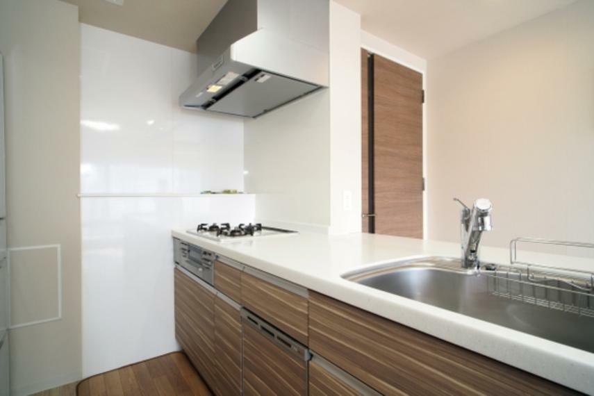 キッチン 食器洗浄乾燥機が標準装備です。天板が広くたくさんの作業スペースが確保できます。