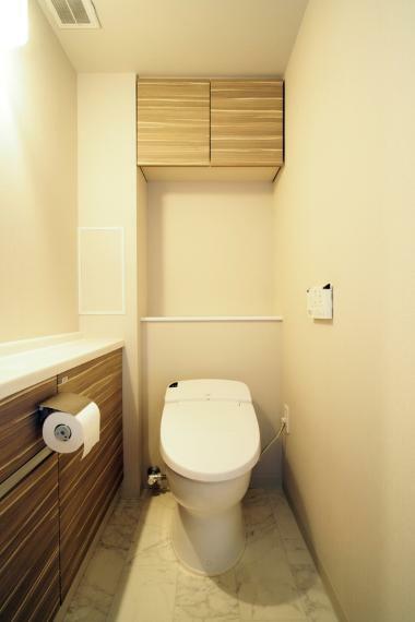 トイレ 省エネでお手入れ簡単の高機能シャワートイレです。タンクレストイレで日々のお手入れがしやすいです。