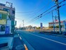 外観写真 前面道路は北側公道約9mの広さ。これだけの広さがあれば、車庫入れがスムーズに行えます。2024/2/18撮影