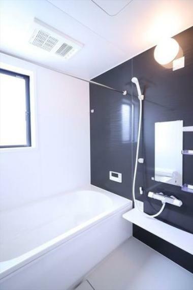浴室 ゆったりとくつろげる広さの浴室です。浴室換気乾燥機を備え、夜間や雨の日に洗濯物を乾かすことができます。