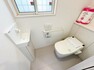 トイレ 温水洗浄便座付きのトイレは1階・2階にそれぞれ設置してあります。節水でエコロジーなモデルです。