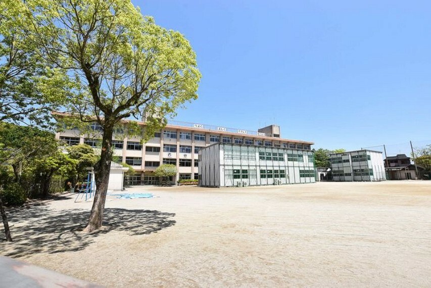 小学校 西谷山小学校【鹿児島市立西谷山小学校】は、上福元町に位置する1978年創立の小学校です。令和4年度の生徒数は950人で、37クラスあります。校訓は「自ら学ぶ　つよく　正しく　やさしく　～　※一部抜