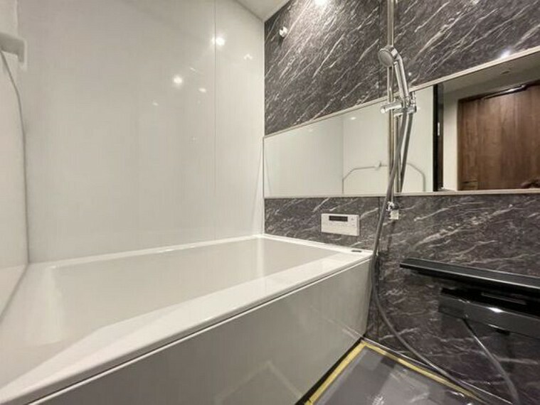 浴室 美しい浴槽と重厚感溢れる色合いのバスルーム。身体と心をより良く整えます。