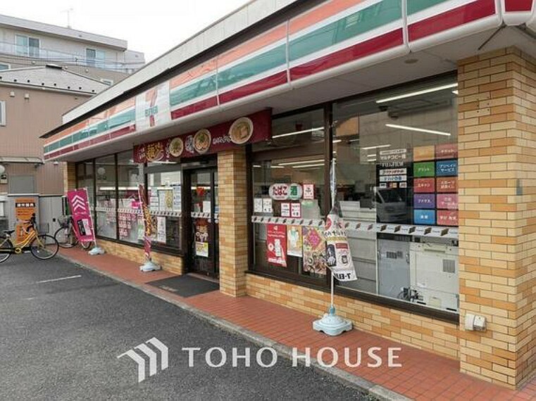 コンビニ セブンイレブン足立亀田小前店まで約536m。セブンイレブンが掲げる「近くて便利」、その「近い」はいつでも気軽に頼りにされるこころの近さ。セブンイレブン、いい気分。