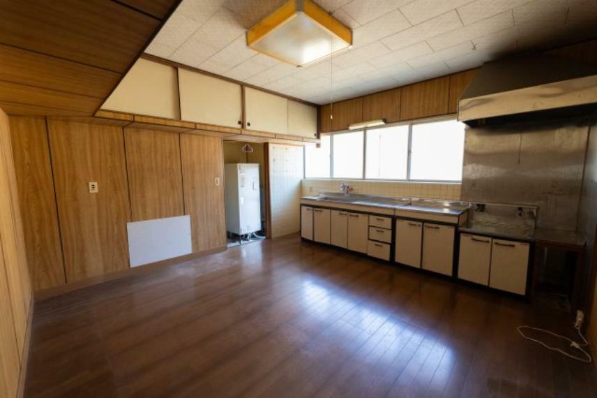 キッチン ダイニングキッチンは、前面に2つ大きい窓が設置されていて、明るい日差しも入り、換気の面でも安心です。湿気やにおいがこもらず快適なキッチンです。壁に向かって設置されているので、調理に集中できそうですね。