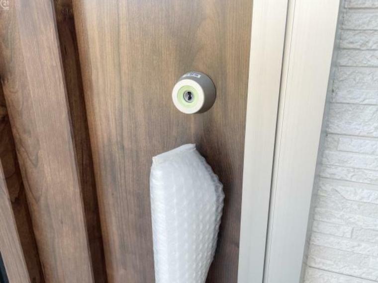 防犯設備 ピッキング犯罪を防止する防犯型玄関錠です。玄関には二重のディンプルキータイプの鍵を、さらにバールなどでこじ開けられにくい鎌デッド錠やサムターン回し防止タイプを採用しています。