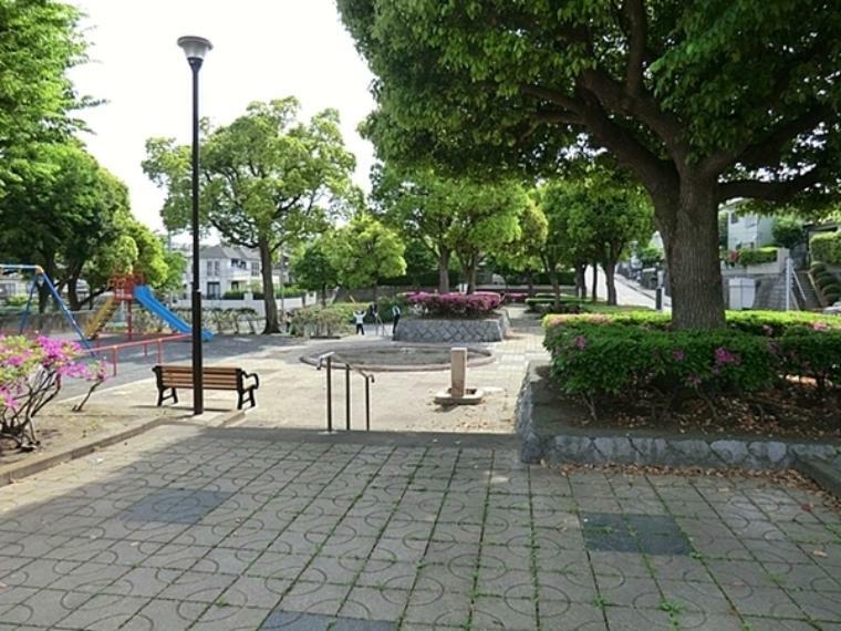 公園 霞が淵公園 遊具スペースと広場が分かれているので安心して遊べます。